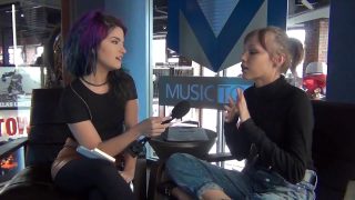 Julia talks with Grace VanderWaal