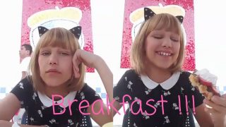 Grace VanderWaal Doing Her Breakfast with Her Mom in LA, Day 8 Video 2016.