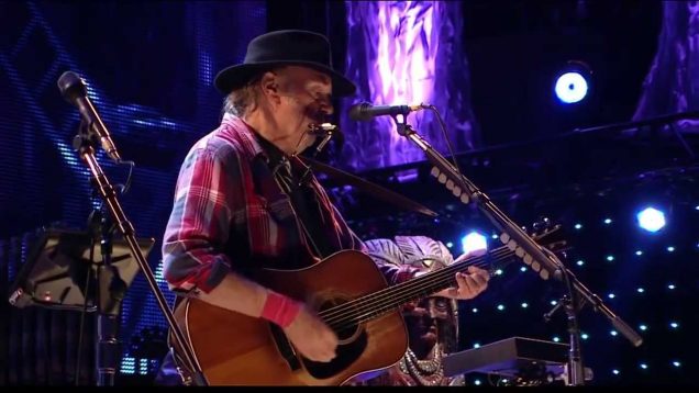 Neil Young – Blowin’ in the Wind (Live at Farm Aid 2013)