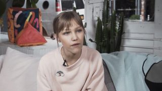 Grace VanderWaal – Darkness Keeps Chasing Me (Behind the Song)