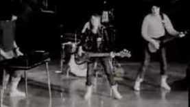 Suzi Quatro – Devil Gate Drive – “The Original B&W Clip”