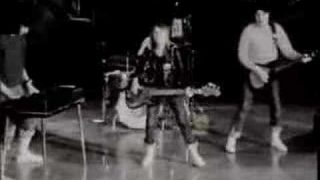 Suzi Quatro – Devil Gate Drive – “The Original B&W Clip”