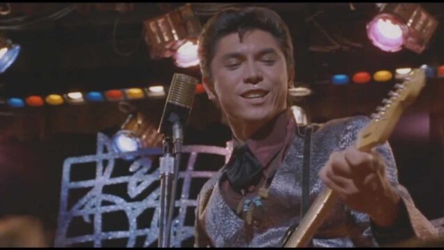 La Bamba – Ritchie Valens (Interpretado por Lou Diamond Phillips)