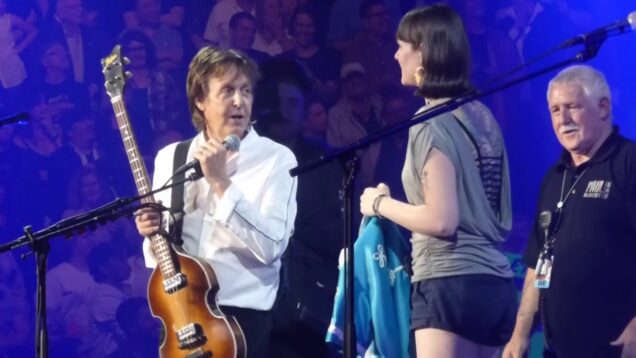 Paul McCartney invites fans up on stage and waves the Canadian flag in Vancouver – 19-04-2016